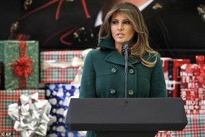 474D200900000578-5176441-Melania_also_took_to_the_stage_to_speak_to_the_military_personne-a-19_1513203151544.jpg