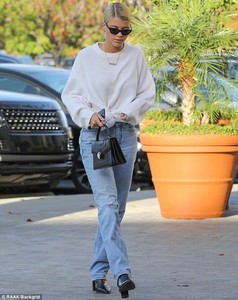 475755AB00000578-5181445-Doing_some_shopping_Sofia_Richie_19_headed_to_a_jewelry_store_in-a-12_1513353190340.jpg