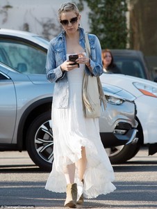 477B666100000578-5199619-Hone_your_craft_Kate_Hudson_gave_off_major_boho_beach_vibes_on_h-a-83_1513804813783.jpg