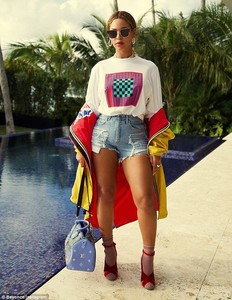 478D4F6100000578-5210643-Pure_jean_ius_On_Saturday_Beyonce_wore_a_different_pair_of_Daisy-a-3_1514151924305.jpg