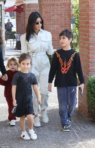 4796298700000578-5213935-Close_Kourtney_cut_a_stylish_figure_in_her_loose_cropped_bottoms-m-119_1514338326619.jpg