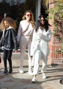 47963AE700000578-5213935-Trendy_Kourtney_s_close_friend_Larsa_Pippen_flaunted_her_sculpte-a-4_1514351702205.jpg
