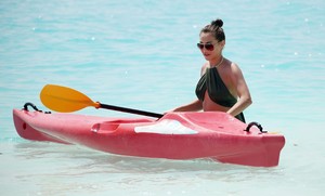 49622685_hqcelebcorner_959201_005.jpg