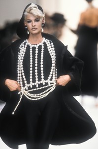 4_chanel-fw-1991-5_html.thumb.JPEG.1d11a0743c71f6fdeafd96a4849f9a1b.JPEG