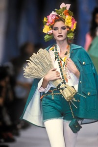 4_chanel-ss-1992-5_html.thumb.JPEG.520f5fddebcfff52fc4eaabc3389f421.JPEG