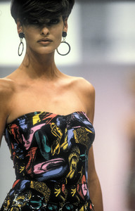 4_salvatore-ferragamo-ss-1991-11_html.thumb.JPEG.71baee02ef18e026919e7308fb4e3c76.JPEG