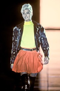 4_versace-fw-1991-5_html.thumb.JPEG.bba4bf7c533aa3cc1f7c9e8c6d5a36c8.JPEG