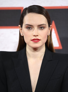 59144856_daisy-ridley-01.jpg