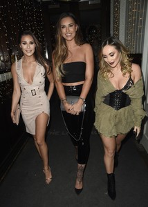 59440460_jessica-shears-chloe-and-lauryn-goodman_16122017p_05.jpg