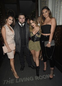 59440525_jessica-shears-chloe-and-lauryn-goodman_16122017p_44.jpg
