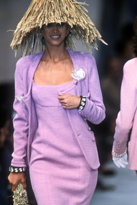 5_chanel-ss-1992-6_html.thumb.JPEG.5d8d1cd4ba0135f4cd41ae5794fa7640.JPEG