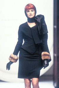 5_christian-dior-hc-fw-1991-6_html.thumb.JPEG.de882f6e967fb31e4c6baeb02a72a96f.JPEG