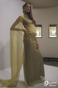 5a218c499c756_DominiqueSiropFallWinter20002001ParisHauteCouture.thumb.jpg.b191148a70dc1e3c4bcc3b155d4d2c2c.jpg