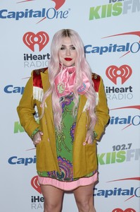     kesha021217BZNimage12.jpg