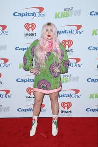     kesha021217BZNimage22.jpg