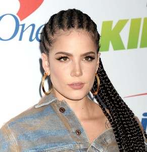     halsey021217BZNimage6.jpg