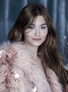 5a253f04bdd0c_VogueMexicoLatinAmericaDecember20172.thumb.jpg.46b897e9f4b3519a8ea01c5e3e29514f.jpg