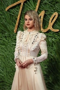 5a25d377a2114_Selena-Gomez-2017-Fashion-Awards--04.thumb.jpg.1bb4f7b5431be295504029c923b7ae90.jpg