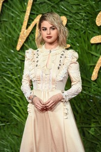 5a25d37978165_Selena-Gomez-2017-Fashion-Awards--05.thumb.jpg.2389b7d573a4026b10629406b9768494.jpg