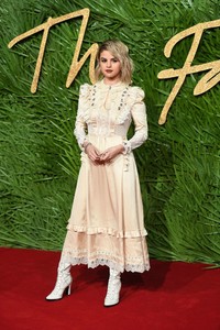 5a25d37b80be3_Selena-Gomez-2017-Fashion-Awards--06.thumb.jpg.6e0430e448c63cca30ecbbbba05ab138.jpg