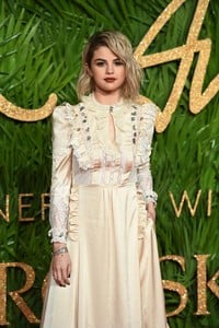 5a25d37d7e75b_Selena-Gomez-2017-Fashion-Awards--07.thumb.jpg.7b809287143dd387cf540c1d7bf0e483.jpg