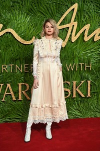 5a25d37ed243f_Selena-Gomez-2017-Fashion-Awards--08.thumb.jpg.5db36bf65e354eea3e10cb661075d688.jpg