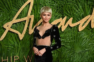 5a25d3d42b457_Zendaya-2017-Fashion-Awards--01.thumb.jpg.7a4926687f34fa081c522417b73b80f5.jpg