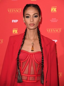 Joan+Smalls+Assassination+Gianni+Versace+American+Z_rQ0RMciU-x.jpg