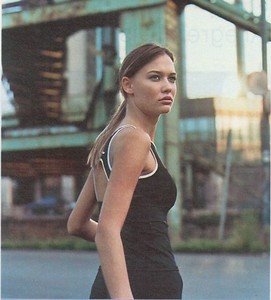 Grazia Italy 13 May 2003 (1).jpg