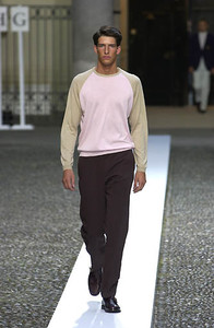 5a3c7c41ab186_HugoBossSS2001NYFW1.thumb.jpg.85921d241710ddc43438b3b687ba9a3d.jpg