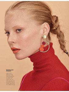 Hello_33_Fashion_Monthly__December_2017 1-page-003.jpg