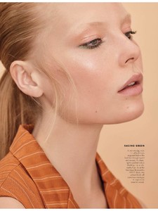 Hello_33_Fashion_Monthly__December_2017 1-page-006.jpg
