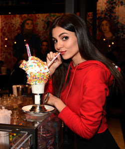 Victoria Justice attends the grand opening of Black Tap Craft Burgers & Beer at The Venetian Las Vegas on December 29, 2017 in Las Vegas, Nevada 18.jpg