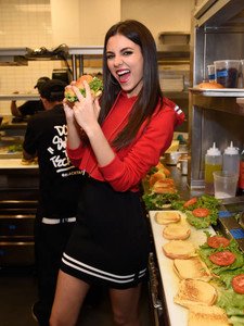 Victoria Justice attends the grand opening of Black Tap Craft Burgers & Beer at The Venetian Las Vegas on December 29, 2017 in Las Vegas, Nevada 19.jpg