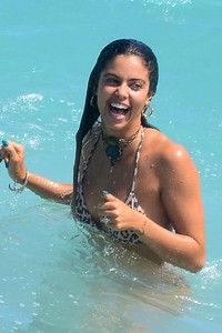60194528_hqcelebcorner-1.jpg