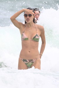 60237436_alessandra_ambrosio_28122017_12.jpg