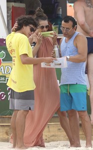 60237439_alessandra_ambrosio_28122017_15.jpg