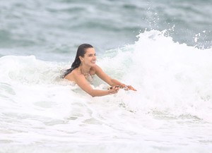 60237442_alessandra_ambrosio_28122017_18.jpg