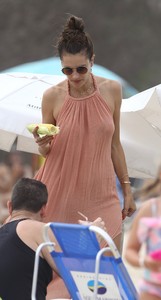 60237443_alessandra_ambrosio_28122017_19.jpg