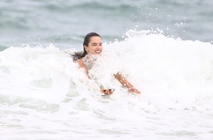 60237445_alessandra_ambrosio_28122017_20.jpg