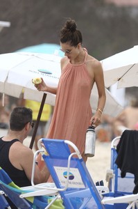 60237447_alessandra_ambrosio_28122017_22.jpg
