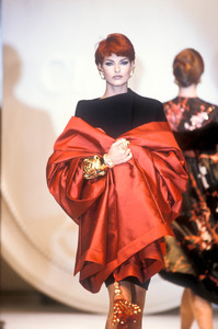 6_christian-dior-hc-fw-1991-7_html.thumb.JPEG.40e722cf5a1df10203b018d14d1df8ec.JPEG