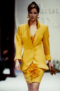 6_christian-dior-hc-ss-1992-7_html.thumb.JPEG.68e15fc163ed38c8639052a941c44d7b.JPEG