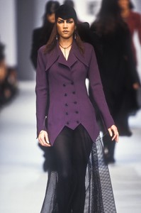 8_karl-lagerfeld-fw-1993-2_html.thumb.JPEG.cfb51c55074c78228e03daa34ef241b6.JPEG