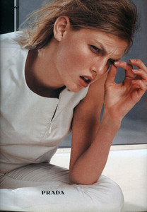 Angela-Lindvall-Prada-1998-04.thumb.jpg.cd93a8907eb55e823eabcd2f4b1574f5.jpg