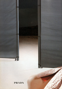Angela-Lindvall-Prada-1998-07.thumb.jpg.85e2e80edfa66844f970cecf7da193de.jpg