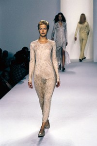 CALVIN-KLEIN-SPRING-1996-RTW-04-CAROLYN-MURPHY-CN10034260.jpg
