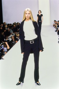 CALVIN-KLEIN-SPRING-1996-RTW-33-KIRSTY-HUME-CN10034311.jpg