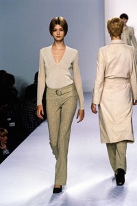 CALVIN-KLEIN-SPRING-1996-RTW-45-TRISH-GOFF-CN10034332.jpg