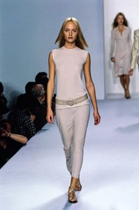 CALVIN-KLEIN-SPRING-1996-RTW-47-AMBER-VALLETTA-CN10034336.jpg